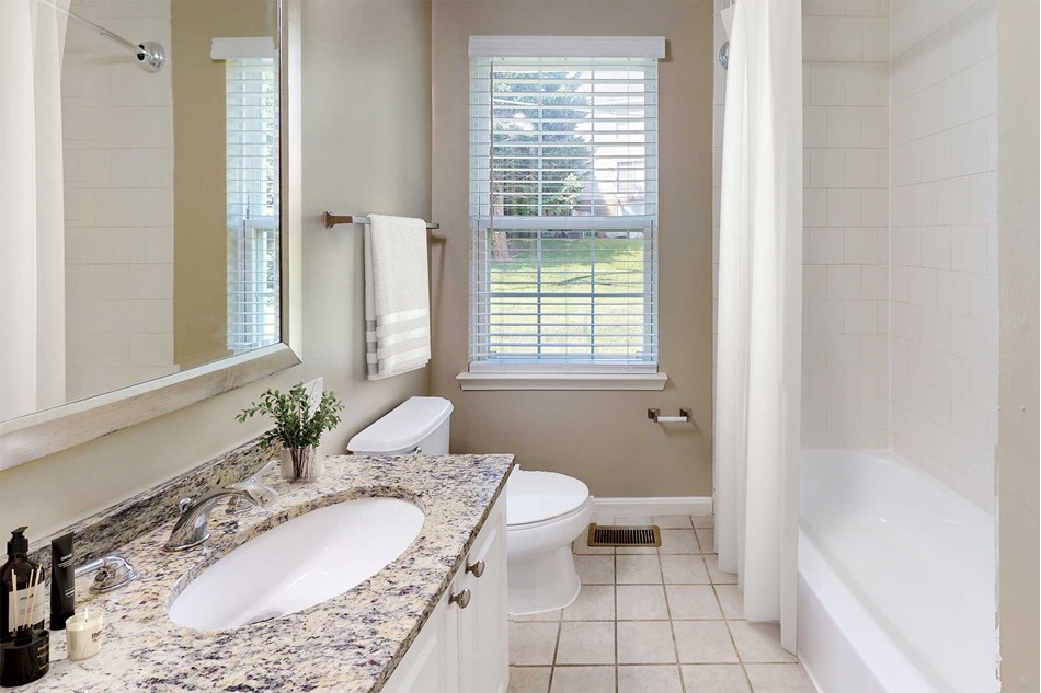 apartmentgallery_white-on-sand-bathroom_staged_corrected_v1_kta